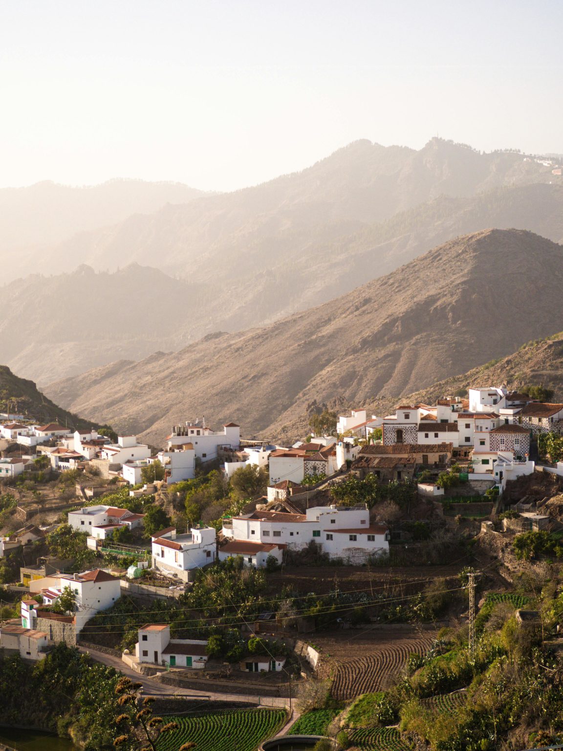 Umzug nach Spanien mit Hartmann International – Häuser in spanischer Berglandschaft