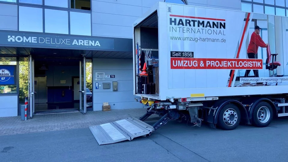 Umzugsteam räumt Stadion für Frankreich