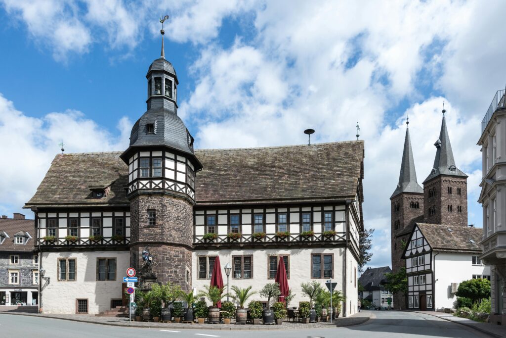 Umzugsunternehmen Hartmann International in Höxter – Blick über die Weser im Weserbergland