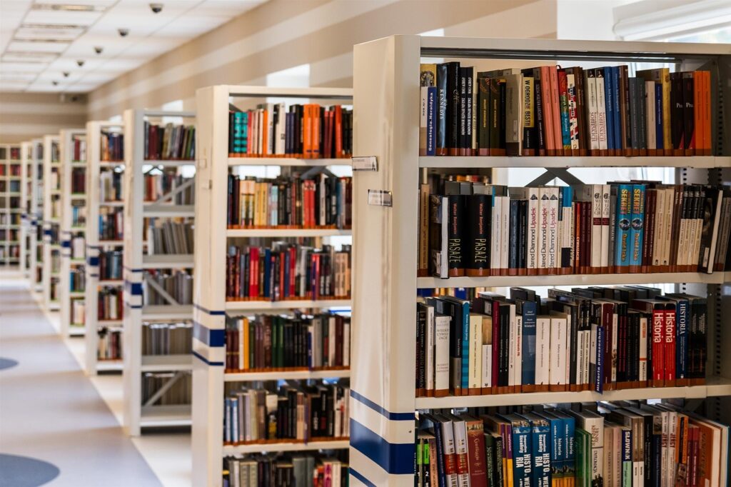 Umzugsteam transportiert Bücher in den Regalen der Universitätsbibliothek Paderborn