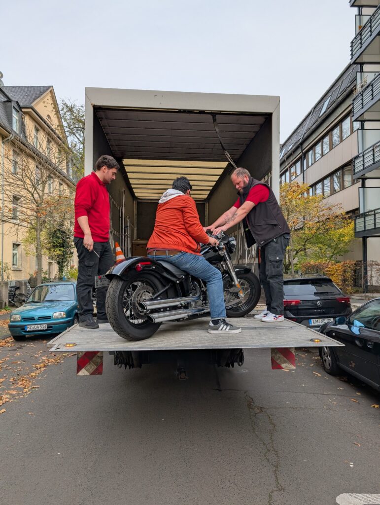 Schwertransport einer Harley Davidson von New York (Amerika) nach Mainz (Deutschland).